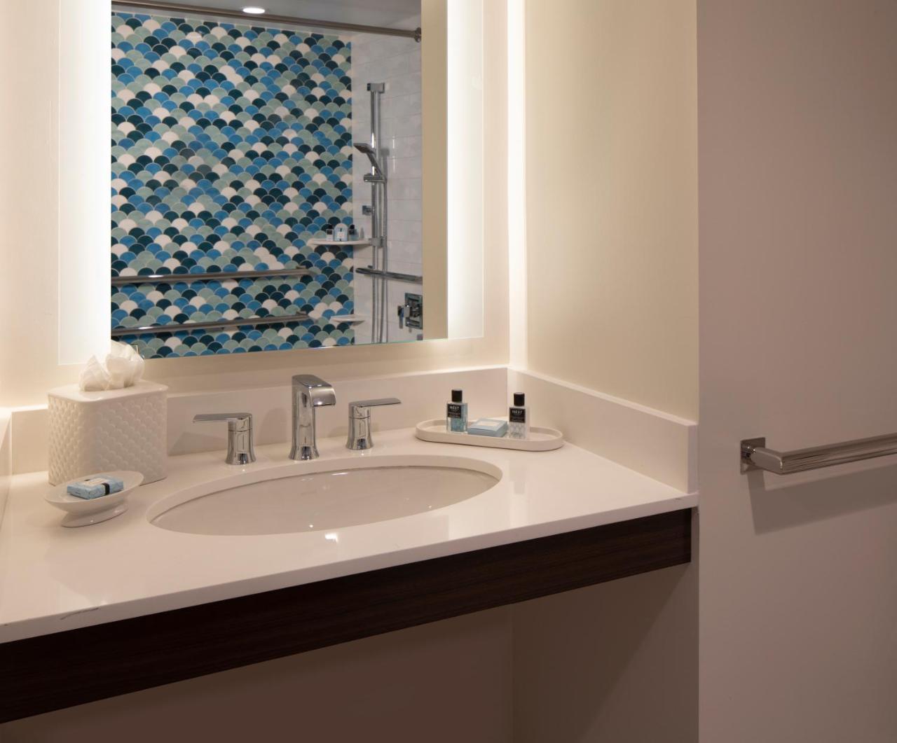 One-Bedroom King Suite with Ocean View - Accessible/ Roll In Shower