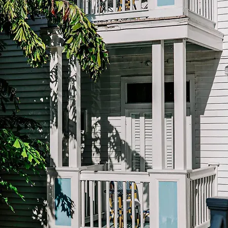 Classic King With Balcony At Curry Mansion-3